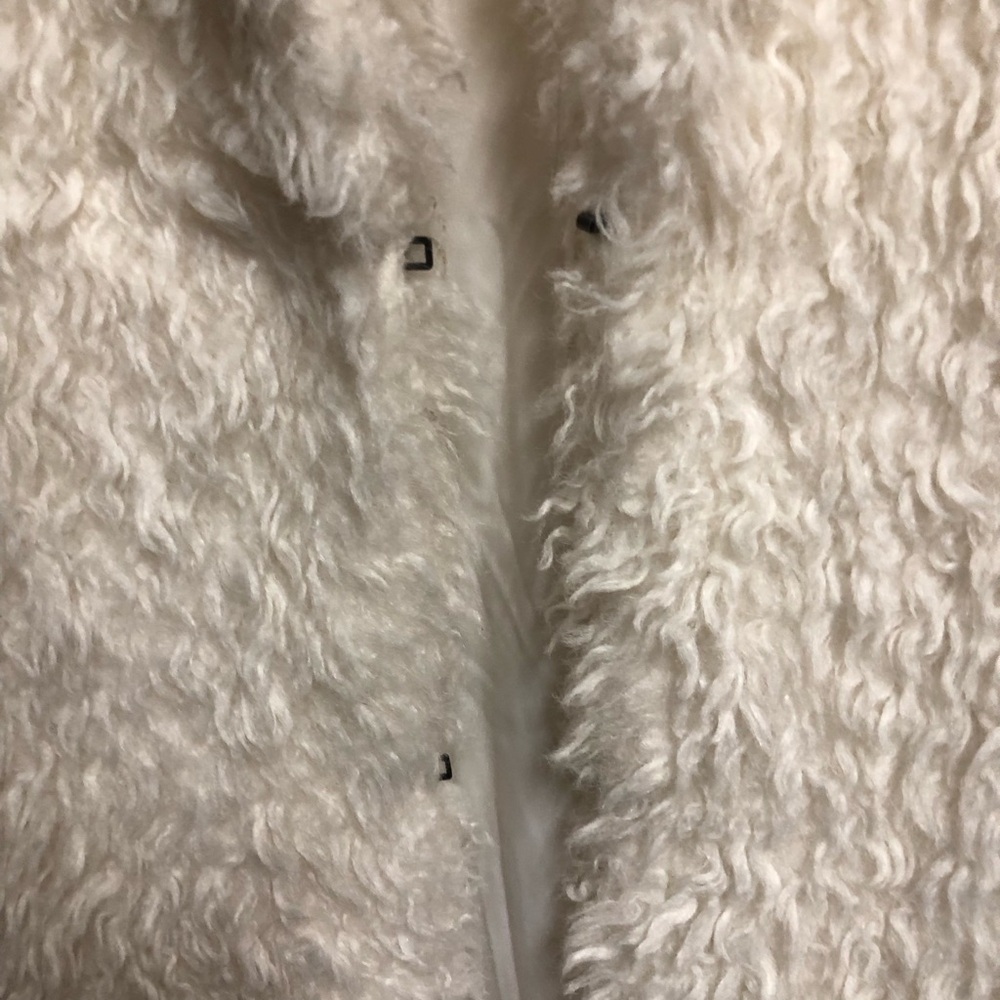 Unique white faux fur coat with lace details - Picture 6 of 8
